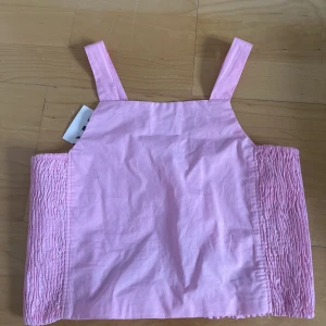 Fin rosa liten topp - Rosa topp från zara kids. Därför storlek 13-14 år men funkar om man har xs i storlek. Super gullig topp:)