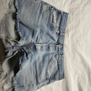 Levi’s 501 shorts - Blåa Levis shorts som är köpta på Sellpy. De är tyvärr för stora för mig. De är ganska mycket använda och lite slitna men har inga fläckar eller hål. De är i storlek W32 L32. Köptes för 200kr och säljer för 120 exklusive frakt.