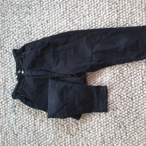 Högmidjade jeans - Högmidjade svarta jeans i superskönt material, har snygg resår i midjan så de sitter både fint och bekvämt. Storlek 36, jag är 165cm lång och på mig slutar benen precis över fotknölarna så de funkar perfekt med alla typer av skor!