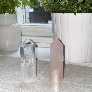 Kristall Torn - Rosenkvarts och Bergskristall Angel Aura. ungefär 8,5 cm. 150kr styck. Kan fraktas. Spårbart med postnord. betalning sker via swish 
