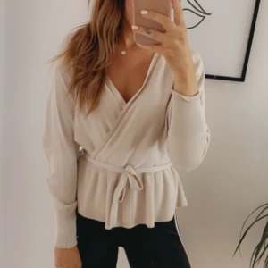 Topp från bubbleroom - Knytning i midjan. 