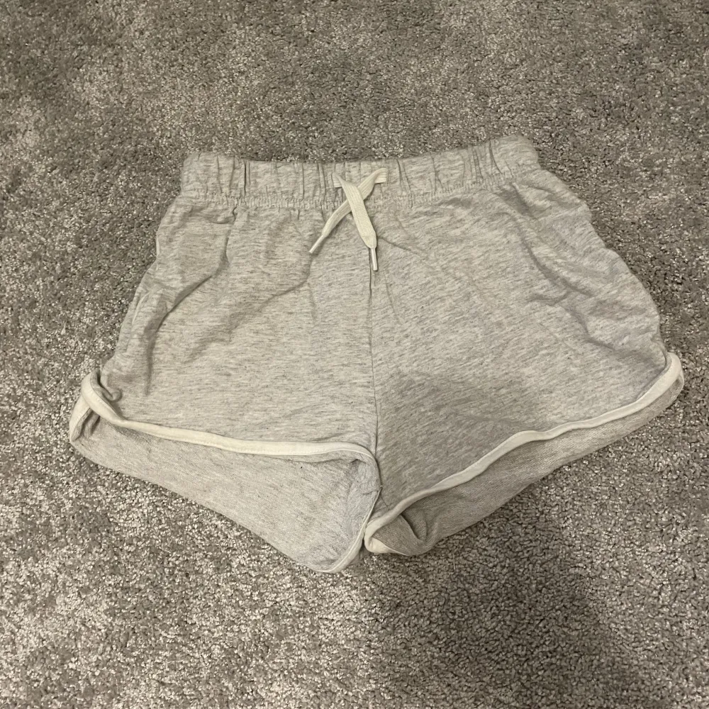 Gråa, korta shorts från H&M. Dom är i storlek 146. Inga defekter.. Shorts.