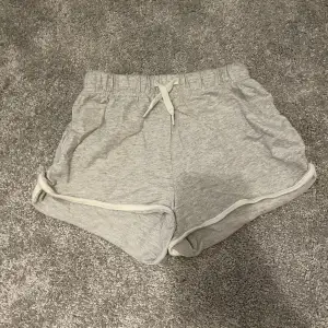 Gråa, korta shorts från H&M. Dom är i storlek 146. Inga defekter.