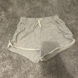 Gråa shorts - Gråa, korta shorts från H&M. Dom är i storlek 146. Inga defekter.
