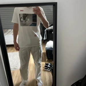 SCARFACE - Scarface t-shirt med stort tryck på, den är lite oversized .Nästan helt oanvänd och sålde slut väldigt snabbt när den gavs ut