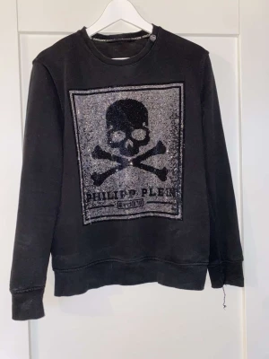 Philipp plein tröja  - En philipp plein tröja, några pärlor har lossnat under tvätt annars i fint skick