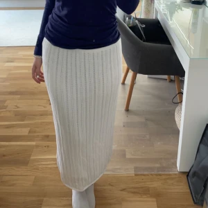 Vit långkjol - Säljer denna vita långkjol från lindex för 250+frakt 💕 Priset går att diskuteras.