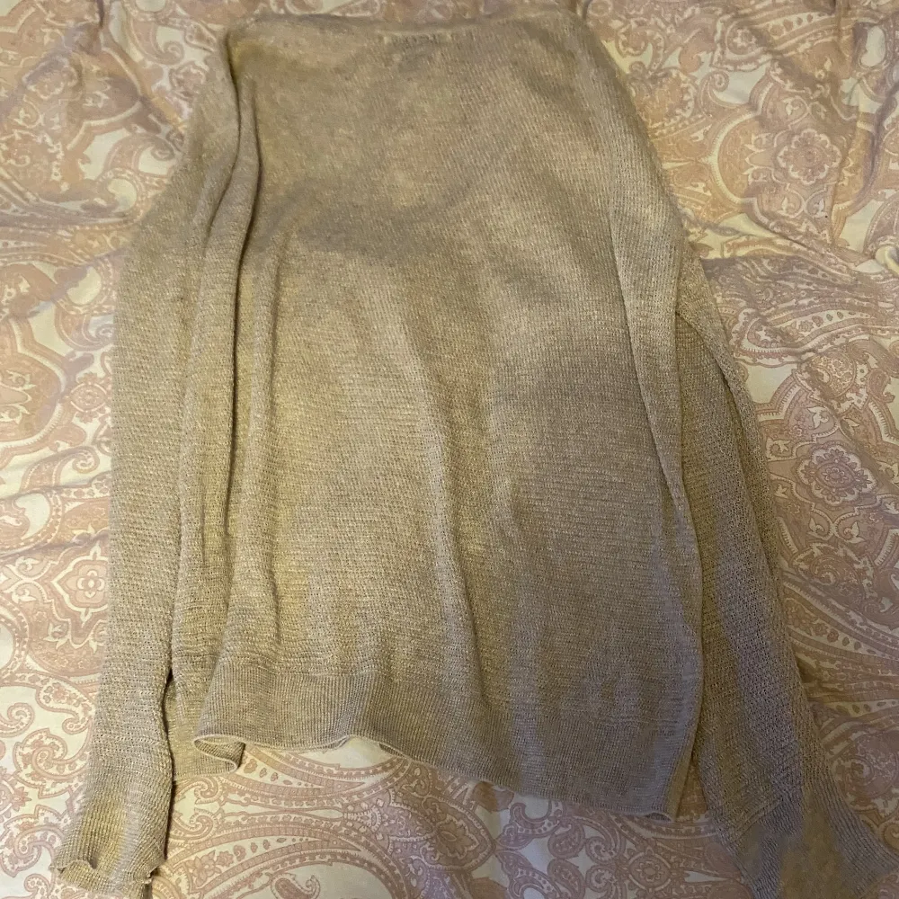 Säljer denna sjukt snygga ”tröja” som man kan t.ex sätta över ett linne, eftersom den är lite genomskinlig. Man kan ha den hur man vill dock😁jag säljer den eftersom jag inte fått andvändning av den.❤️💕💗(köparen står för frakten). Stickat.