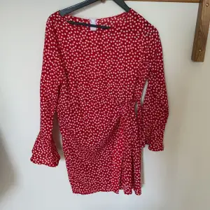 säljer denna somriga röda klänning från shein då jag inte använder den längre💕
