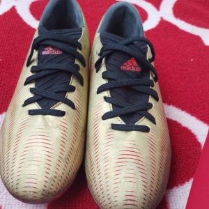 Messi shoes - Via postnord