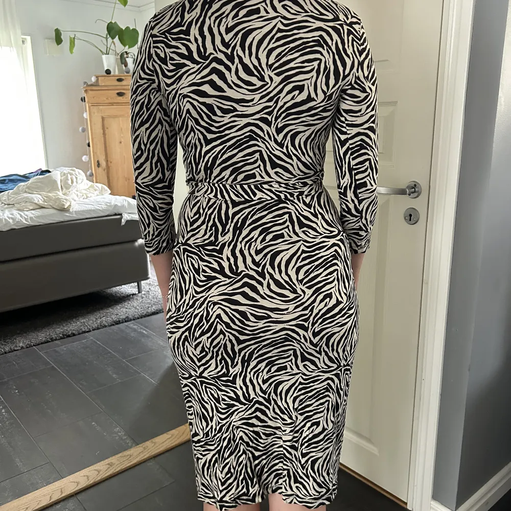 Fin klänning med zebramönster (Passar en som vanligtvis är S/M). Klänningar.