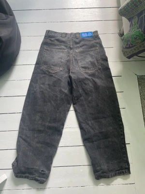 Polar Skate Co - Big boy - Tja! Säljer mina big boy byxor då de är för små! Finns hål i de, meddela mig om bilder på de, men det gör de egentligen lite snyggare (enligt mig). Annars är de i bra skick, det är den gamla modellen med den gamla logan så den är lite speciell. 