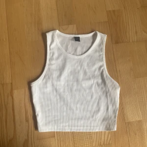 Vitt linne - Vitt ribbat linne från Shein. Aldrig använd. 