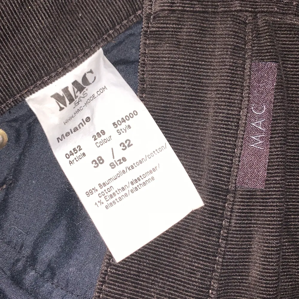 Otroligt snygga och supersköna manchester-aktiga byxor (99% bomull) köpta secondhand men i felfritt skick🤎. Jeans & Byxor.