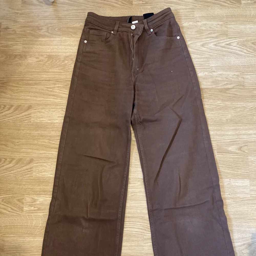 Ett par snygga raka bruna byxor i mycket fint skick. Köpta på h&m. De är i strl S o når ner till golvet på mig som är 168 cm!. Jeans & Byxor.