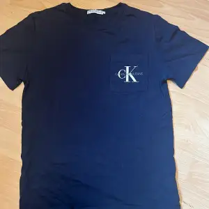 En mörkblå calvin klein T-shirt. Passar som storlek Xs 💕