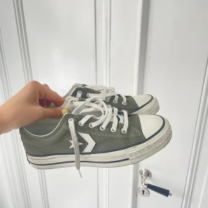 Converse star player 76 - Supersnygga Converse!!!! Använda få gånger då de är för små, köpta för 1000kr.