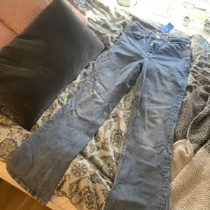 Jeans från zara storlek 38. Köpta på Sellpy för 250kr , säljer dem för 100kr💗
