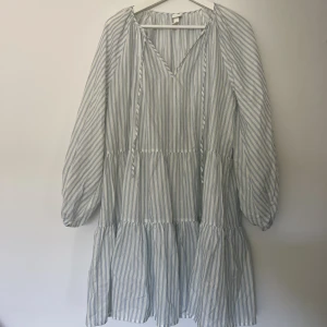 randig klänning - blå vit randig sommarklänning från hm, perfekt för midsommar. strlk S men skulle passa en M. 🤍