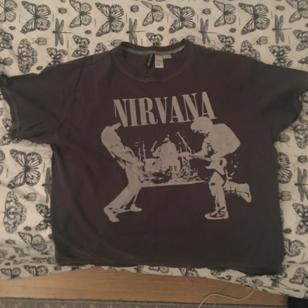 Säljer nirvana tröja som har inte använts så mkt så den ser helt ny ut. . T-shirts.