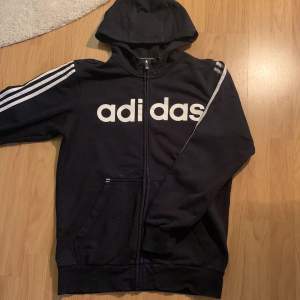 Jättecool zip-up hoodie från adidas!