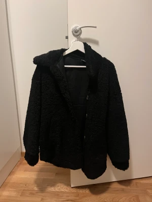 Fluffig jacka  - Svart fluffig jacka storlek S  150kr 