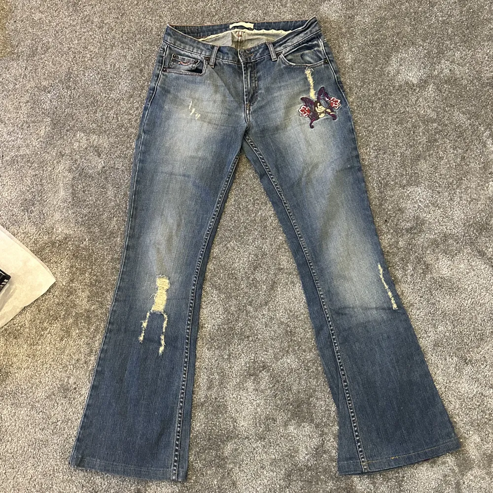 Odd molly lågmidjade bootcut jeans i storlek s men skulle själv säga xs. Finns skråmor längst ner på benen, om ni vill se bild är det bara att skriva annars är dem fint använda.. Jeans & Byxor.