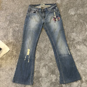 Odd Molly lågmidjade bootcut jeans - Odd molly lågmidjade bootcut jeans i storlek s men skulle själv säga xs. Finns skråmor längst ner på benen, om ni vill se bild är det bara att skriva annars är dem fint använda.