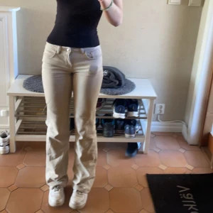 Vita lågmidjade jeans - Vita lågmidjade jeans, köpta för ett år sedan och passar tyvärr inte mig längre:( använda men inga tecken på användning
