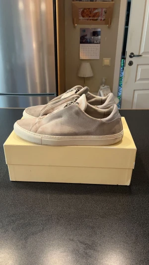 Axel Arigato skor  - Tja säljer nu mina Axel arigato dom jag haft ett tag. Dom är inte helt nyskick som man ser men ser fortfarande riktigt bra ut vid användning. Dom är storlek 43 men passar även 44. Kvittot följer med också vid köp. Skriv vid intresse MVH//Sebbe