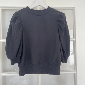 Puffärm sweatshirt - Jättefin sweatshirt med puffiga ärmar. Otroligt bra skick och aldrig använd. 