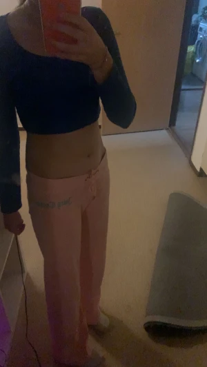 Juicy couture byxor - Jag säljer dessa lite äldre juicy byxor då dem var för små. Dom är i nyskick aldrig använda och lågmidjade🙌⚡️❤️