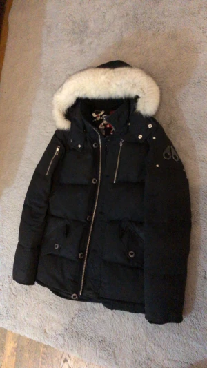 Moose knuckles  - Moose knunckles jacka, fint skick storlek medium ny pris ca 12.000 kr säljer den för endast 3850 kr