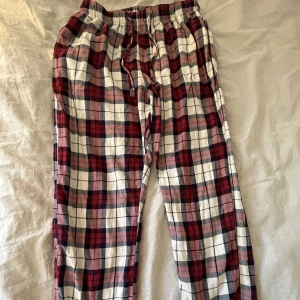 Rutiga pyjamasbyxor - Superfina pyamasbyxor i rutigt tyg. Priset går att diskutera💕