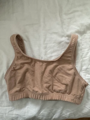 Gk sporttopp - Sporttopp från GK som passar perfekt under tränings- eller tävlingsdräkten, storlek AS och lite nopprig