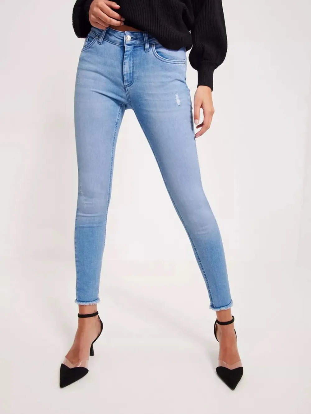  Helt nya, oanvända, ljusblåa jeans med prislappen kvar från Only i storlek, waist L, lenght 30. Jeansmodellen heter ”Blush Skinny, Mid waist, ankle”. Jeansen är ankel långa med slitningar. Se bild 2 för bättre bild på jeansens färg. Nypris ca 400kr.. Jeans & Byxor.
