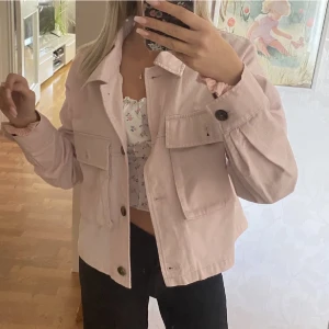 Rosa snygg vår/sommarjacka - Rosa vår/sommarjacka som jag köpte på Plick men kom sedan inte till användning så bara hängt i min garderob. Fin rosa jacka från Bikbok i storlek M. Köparen står för frakt! 💕