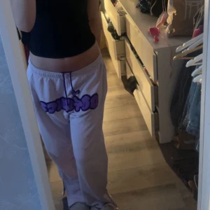 Mjukisbyxor  - Skitsnygga mjukisbyxor från doganci säljs inte längre nypris 900 kr fråga gärna om mer bilder❤️