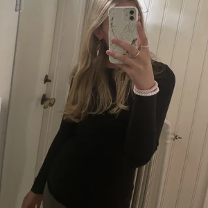 Svart tröja - Säljer denna svarta tröja från Tezenis i nyskick! Den är inte genomskinlig utan helt svart❣️
