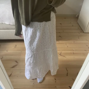 Vit långkjol med brodyr - Superfin vit långkjol med blomm brodyrer. Köpt utomlands för 500kr säljer för 300kr. Skriv för mer info