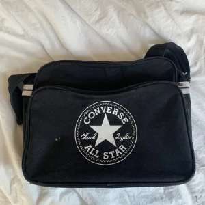 Converse väska - En converse axelremsväska, den är lite sliten men helt ren och användbar! 