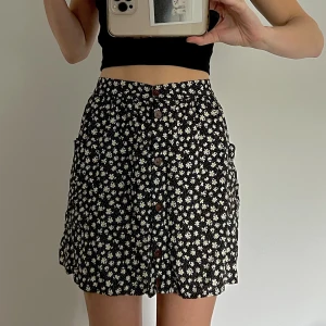 svart kjol med blommor - svart kjol med vita blommor från urban outfitters, strlk S. 🤍