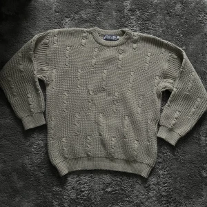 Stickad tröja  - Tröjan har en normal passform och är i princip aldrig använd.  Meddela vid frågor eller intresse !  