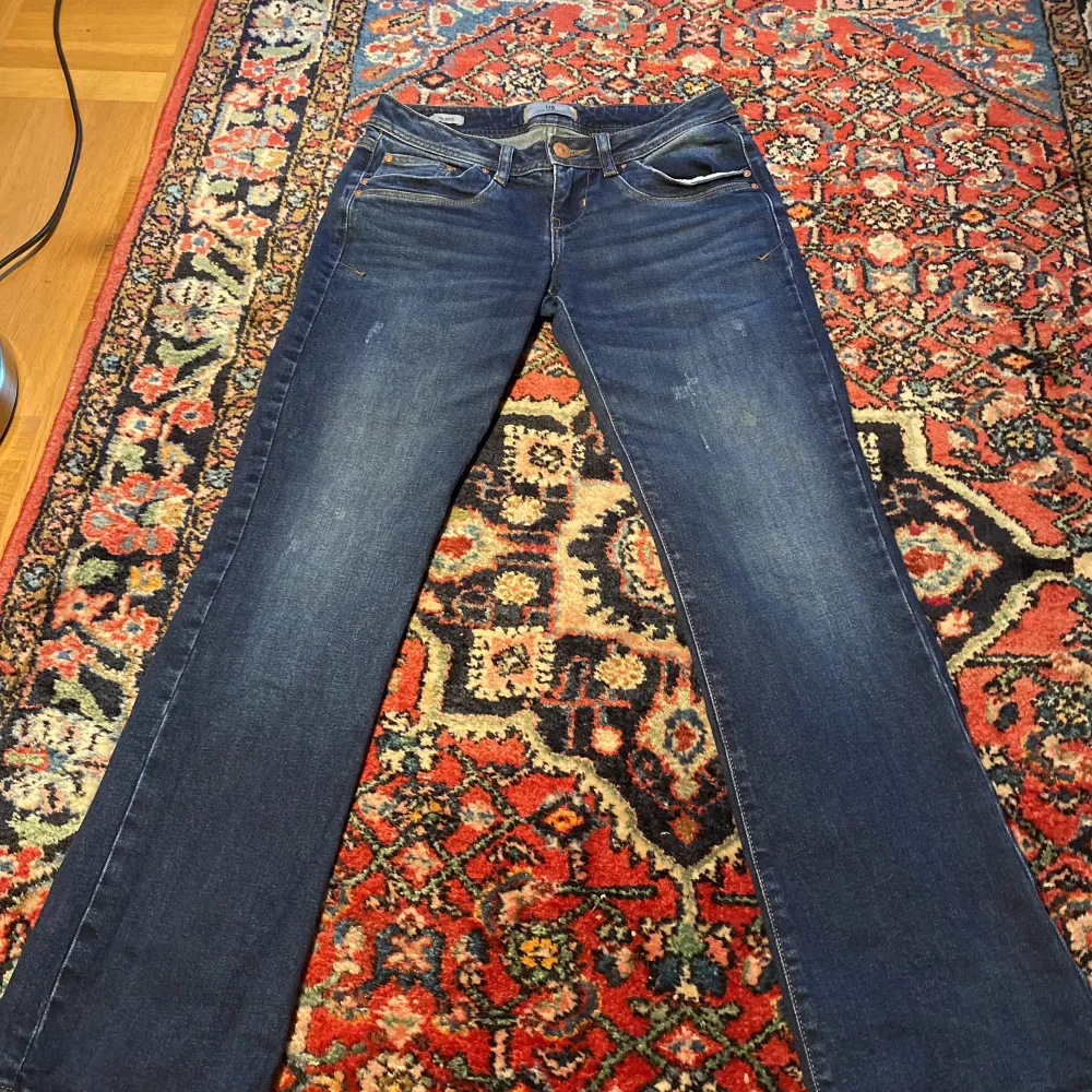 Säljer mina älskade Ltb jeans eftersom att dom är lite små för mig. Dom är i modellen valerie. Dom är väldigt låga i midjan. Köpte dom för cirka 700kr och dom är knappt använda. Jensen är i superfint skick. . Jeans & Byxor.