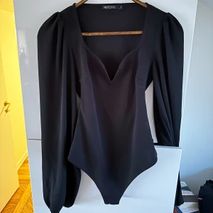 Svart body  - Svart body från Nelly.  Använd fåtal gånger.  Snygg till fest eller vardags. 