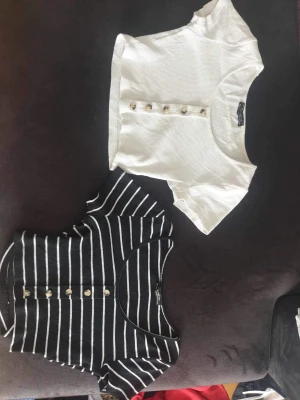 T-shirt  - Två magtröjor i storleken S, bra skick  30kr/ st 