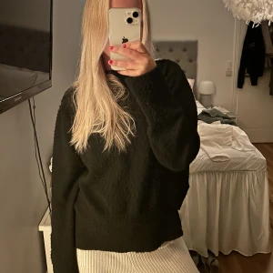 Stickad svart - Svart stickad tröja med slits i sidorna från NA-KD. Storlek S. Tröjan är lite nopprig som syns på bilden. ❤️