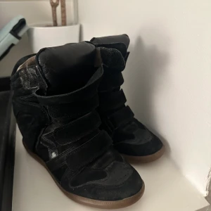 Isabel marant  - Nu är det dags o sälja eller iallafall se vad jag kan få för mina isabel marant skor! Använts en del men ändå i mycket bra skick, Köpta på Sellpy för 1100kr  Storlek 38💕💕