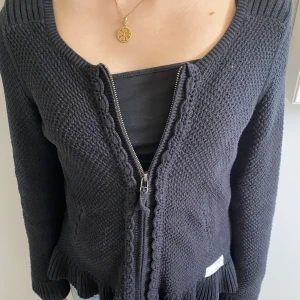 Svart odd Molly kofta - Supersnygg svart kofta från odd Molly. Den har en volang ner till. Säljer även en liknande odd Molly kofta i vit. Den är i storlek 2 vilket motsvarar M. Jag har storlek S och den är lite stor på mig. 