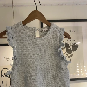 Topp från Zara - Säljer denna topp i storlek M från Zara andvänd 3 gånger så den är i nyskick!:)